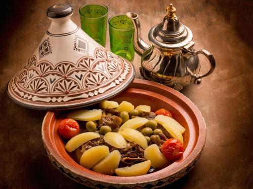 塔扎studio toufik的桌上一碗带水果和蔬菜的食物
