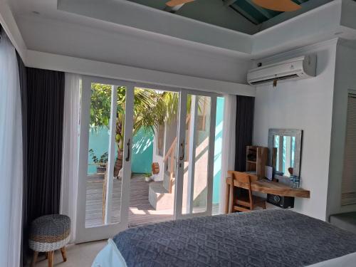 蓝梦岛Villa Giyor的一间卧室配有一张床,享有海景