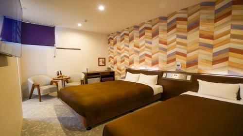 柳川柳川新盖亚经济型酒店的酒店客房配有两张床和一张书桌