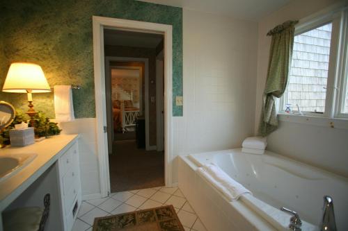 巴恩斯特布尔绵羊狮子酒店的带浴缸和盥洗盆的浴室