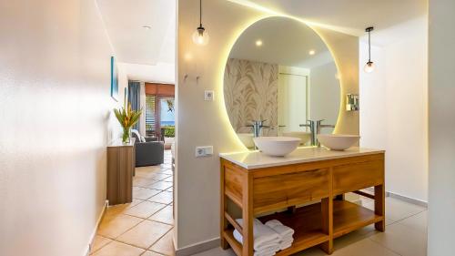 威廉斯塔德狮子海滩度假村 的浴室设有2个水槽和镜子