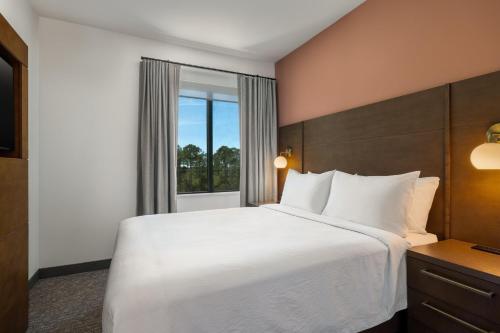 巴拿马城海滩Residence Inn Panama City Beach Pier Park的一间设有大床和窗户的酒店客房