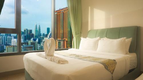 吉隆坡Lalaport Suites At Lucentia Bukit Bintang City Center的酒店客房享有城市美景,配有一张床