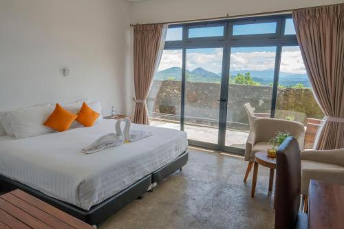 BaliboBalibo Fort Hotel的一间卧室设有一张床和一个大窗户