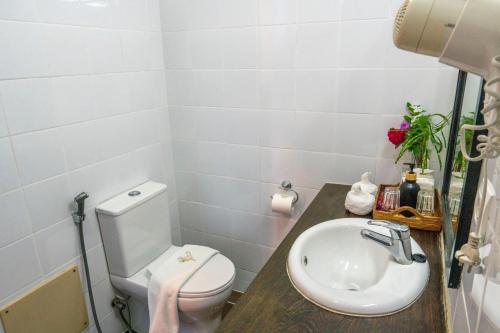BaliboBalibo Fort Hotel的一间带卫生间和水槽的浴室