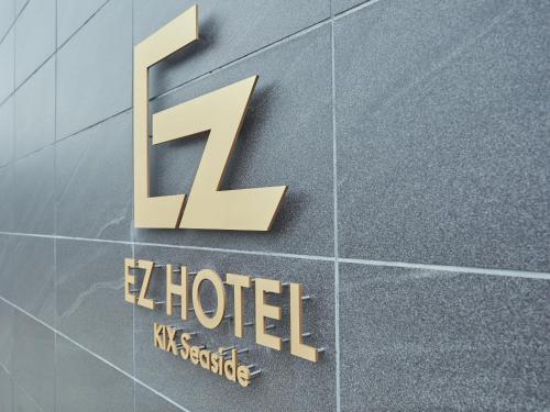 泉佐野EZ HOTEL 関西空港 Seaside的建筑一侧的酒店标志