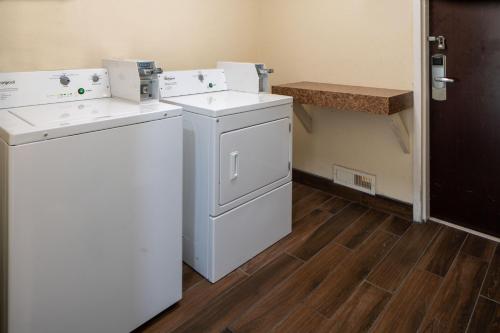 格尔夫波特海湾港比洛克西费尔菲尔德套房酒店的洗衣房配有洗衣机和烘干机