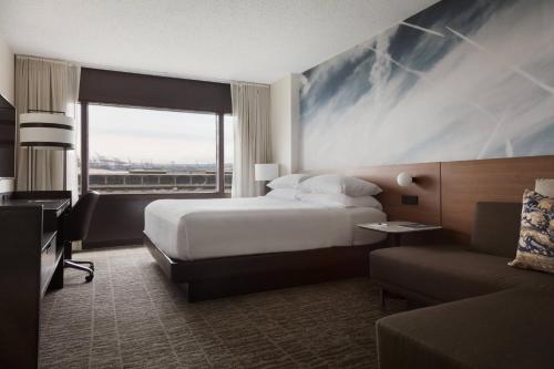 纽瓦克纽瓦克自由国际机场万豪酒店的酒店客房,配有床和沙发