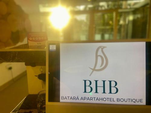 莱蒂西亚BHB - ApartaHotel的 ⁇ 门毛动脉内动脉精品店的标志