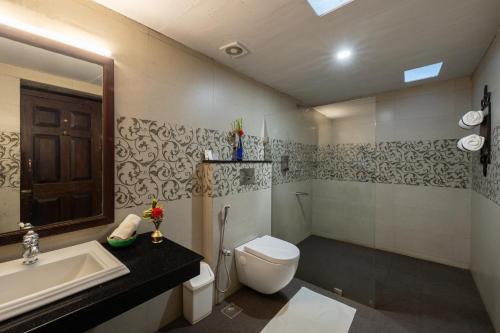 乌提金斯克利夫度假村的一间带卫生间和水槽的浴室