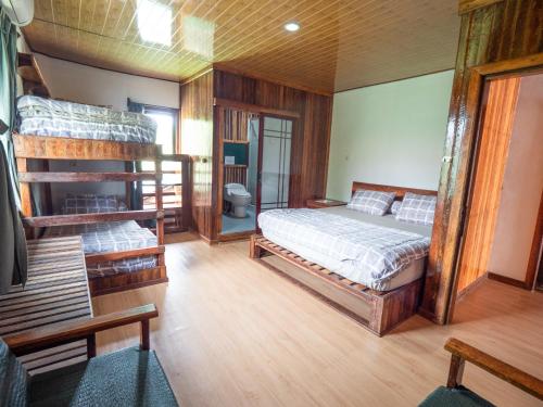 LagudriJamburae Lodge的一间带两张双层床的卧室和一间浴室