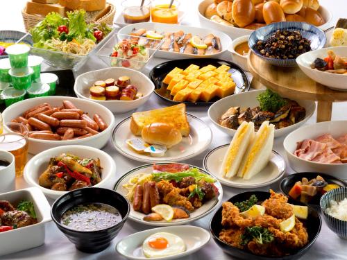 大阪西乐雷斯酒店的盘子上装满不同种类食物的桌子