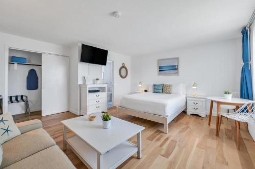 蒙托克大海度假旅馆的一间卧室设有一张床和一间客厅。