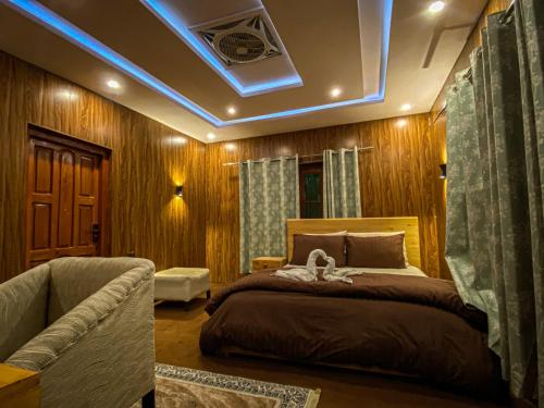锡卡都Biafo House的一间卧室配有一张床和一张沙发