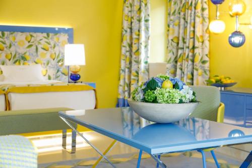苏提万Hotel Lemongarden - Adults Only的一间房间,桌子上放着一碗水果