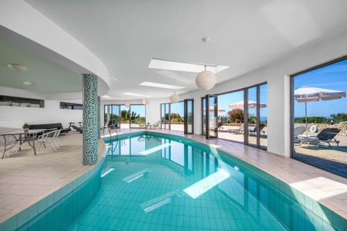罗德岛卡利地亚Rhodes Kallithea Villa - Zafira Private Pool Gem的海景别墅内的游泳池