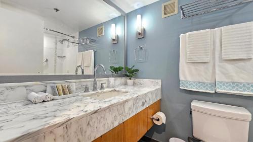 檀香山Ocean View Room at a resort的一间带水槽和卫生间的浴室