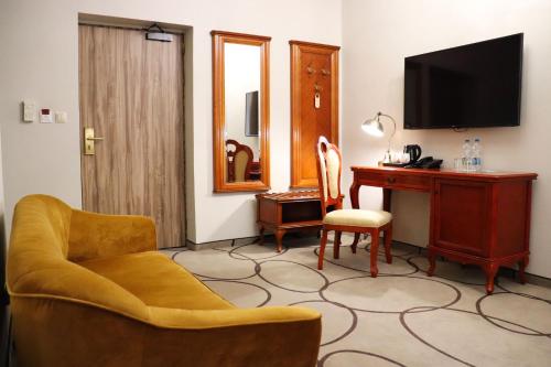 弗罗茨瓦夫欧罗比斯基罗瓦中心酒店的客房设有书桌、椅子和电视。