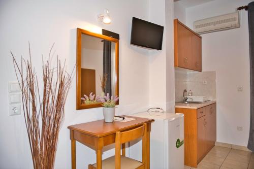 卡马利安吉拉别墅酒店的一个带桌子和镜子的小厨房