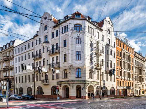 弗罗茨瓦夫欧罗比斯基罗瓦中心酒店的街道拐角处的白色大建筑