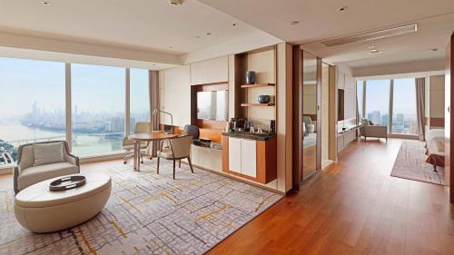广州广州保利洲际酒店的客厅配有沙发和桌子