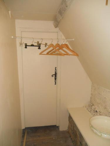 CavagnacFerme de la Dorvallière的一间带衣柜和白色门的浴室