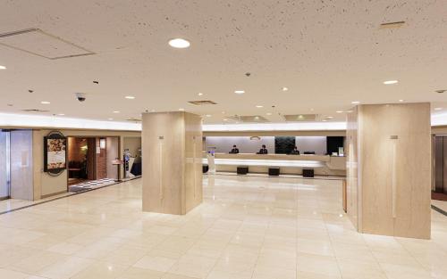 大阪大阪东急REI酒店的大楼内带柱子的大型大堂