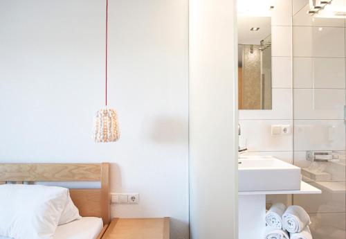 林格瑙Hotel Gasthof Wälderhof的白色的浴室设有水槽和镜子