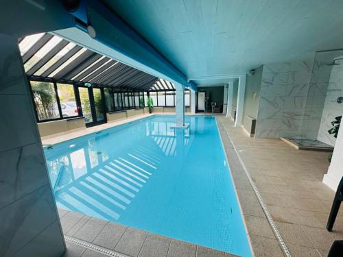 格拉斯米尔格拉斯米尔酒店的大楼内一个蓝色的大型游泳池