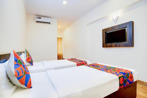班加罗尔FabHotel GRK Comforts的一间酒店客房,设有两张床和电视