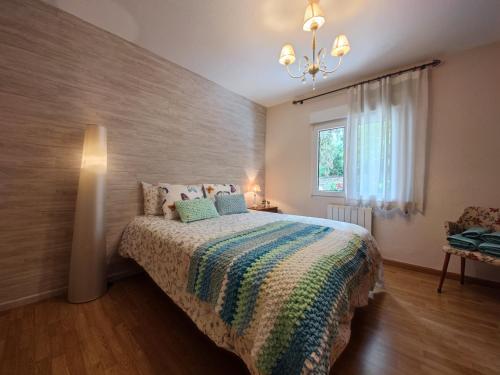 阿兰达德杜洛ALOJAMIENTO MIRABUENOS的一间卧室配有一张带彩色毯子的床