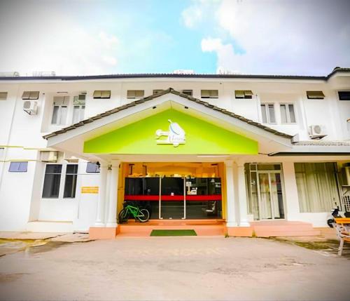 Kota BharuAlia Express Green Mango, Kota Bharu的一座绿色和白色建筑