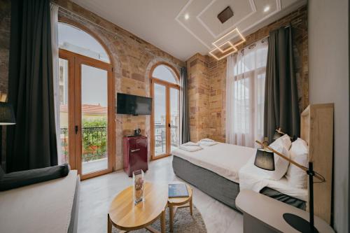 希俄斯Chios City Inn的酒店客房配有一张床铺和一张桌子。