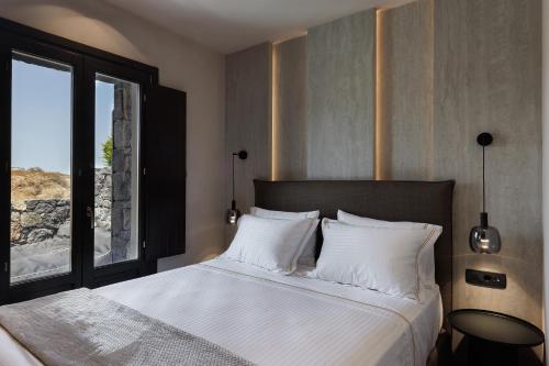 梅萨雷亚Hidden Hills的卧室配有一张大白色床和窗户