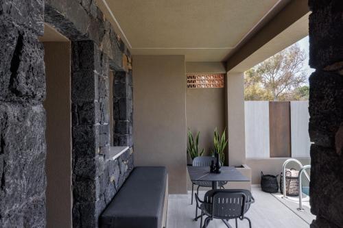 梅萨雷亚Hidden Hills的一个带桌椅和石墙的庭院