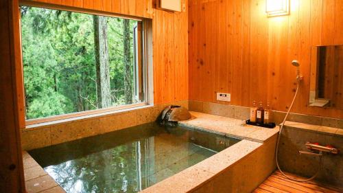 福井Lupo Forest "GRAN FOREST Echizen Miyama" - Vacation STAY 06371v的浴缸,带大窗户