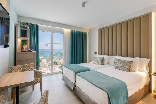 多列毛利诺斯Sol Torremolinos - Don Marco Adults Recommended的酒店客房设有一张床,享有海景。
