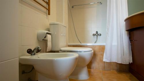 罗列特海岸Apartamentos vistas al mar!的浴室配有卫生间、盥洗盆和淋浴。