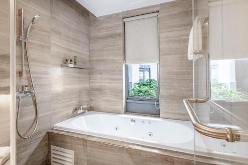 深圳深圳半山壹棠服务公寓的带浴缸和窗户的浴室