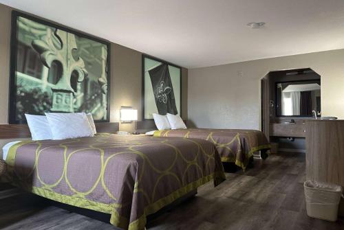 门罗门罗速8酒店的酒店客房设有两张床和盥洗盆