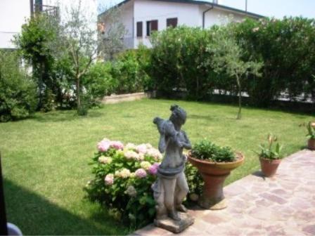 西尔米奥奈卡图罗住宿加早餐酒店的花园里小女孩的雕像