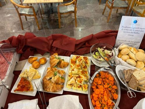 佩斯卡拉玛雅酒店的一张桌子上面有很多不同类型的食物