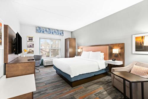 嘉年凤凰城古德伊尔希尔顿恒庭旅馆&套房酒店的配有一张床和一张书桌的酒店客房