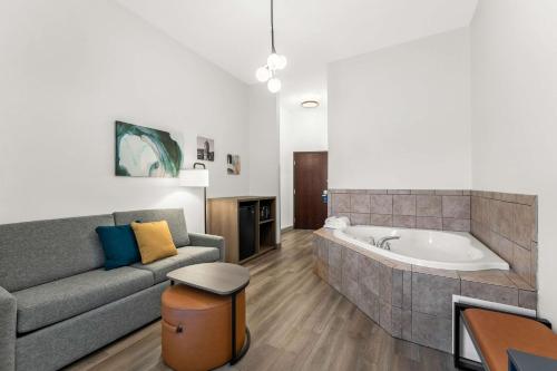 TunkhannockComfort Inn & Suites的带沙发和浴缸的客厅