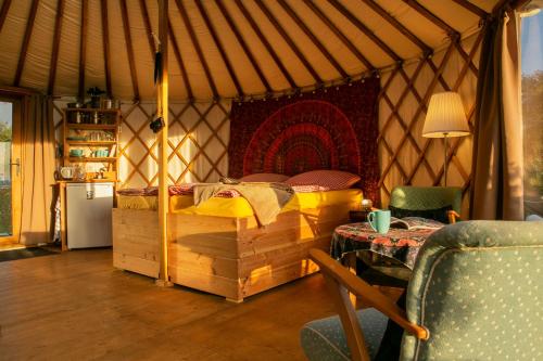 佩讷明德Halbinsel Resort Peenemünde的蒙古包内一间卧室,配有一张床和一张桌子