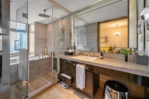 上海静安凯宾斯基全套房酒店的一间带水槽和大镜子的浴室