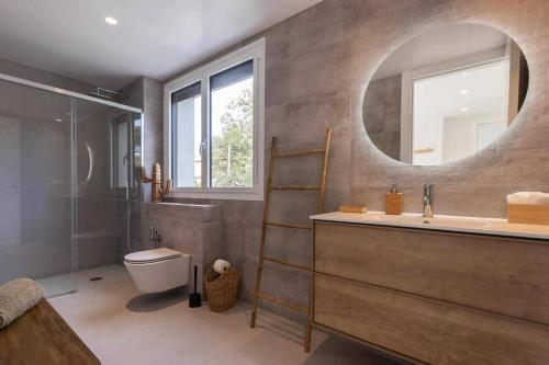 萨卡罗Naramia Sagaro Villa with Poolgarden10 Pax的一间带水槽、卫生间和镜子的浴室
