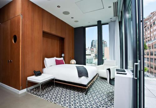 纽约Dream Downtown, by Hyatt的一间卧室设有一张床和一个大窗户