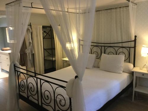 伊普尔B&B Wellness Yoake的卧室配有黑色和白色的床和窗帘