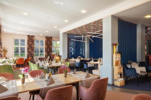 维德瑙b-smart hotel Widnau的一间在房间内配有桌椅的餐厅